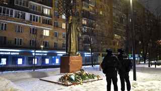 Сотрудники полиции дежурят у памятника Лесе Украинке в Москве