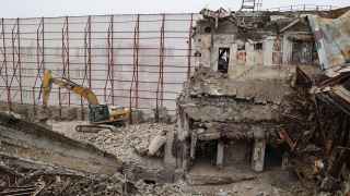 В Мариуполе сносят здание драматического театра, разрушенного авиаударом российских войск в марте. В результате бомбардировки погибли не менее 300 горожан.