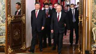 Китайский председатель летел в Москву в качестве миротворца: он напомнил, что Пекин с самого начала войны в Украине занимает «объективную и беспристрастную позицию» и старается, чтобы стороны начали мирные переговоры. Однако, признает Си, "простых решений" в этой области ждать не придется.