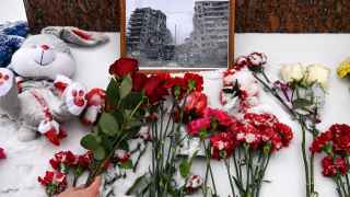 Цветы и детская игрушка в память о погибших в Днепре у памятника украинской поэтессе Лесе Украинке на Украинском бульваре в Москве