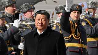 По прибытии в Москву председателя КНР Си Цзиньпина встречает российский почетный караул и военный оркестр.