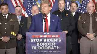«Остановить байденовскую кровавую баню на границе!» – гласит надпись на трибуне Дональда Трампа
